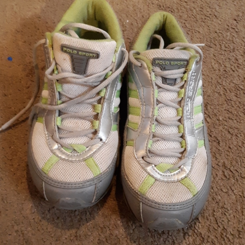 Tennis shoes